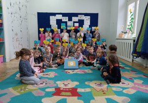 Zdjęcie dzieci trzymających napis "Tabliczka czekolady dla Ukrainy".