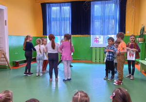 Dzieci tańczą do piosenki.
