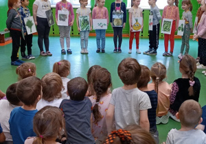 Dzieci stoją i mówią wiersz Jana Brzechwy pt. "Na straganie".