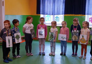 Dzieci stoją i mówią wiersz Jana Brzechwy pt. "Na straganie".