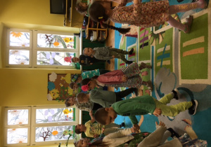Dzieci tańczą do skocznej piosenki.