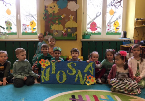 Dzieci trzymają napis "Wiosna".