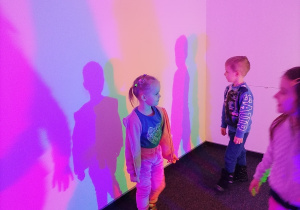 Dzieci są w sali " Kolorowych cieni".