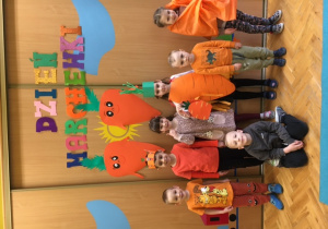Dzieci prezentują stroje w kolorze marchewki.