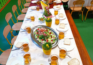 Zdjęcie nakrytego stołu z potrawami wielkanocnymi.
