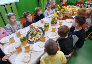 Zdjęcie dzieci siedzących przy stole.
