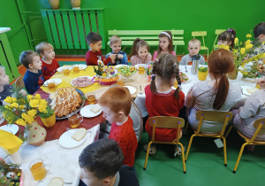 Zdjęcie dzieci siedzących przy stole.