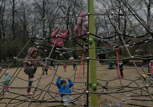 Dzieci wspinają się po linach.