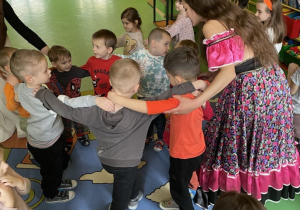 Dzieci tańczą do muzyki ukraińskiej.