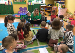 Dzieci słuchają czytanego tekstu.