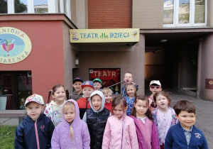 Zdjęcie dzieci przed Baśniową Kawiarenką.