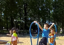 Zdjęcie dzieci bawiących się na placu zabaw.