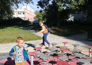 Chłopiec skacze po sprężynowym torze.