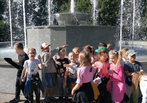 Dzieci patrzą na fontannę.