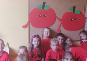 Dzieci siedzą przy tablicy.