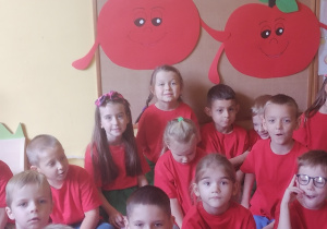 Dzieci prezentują czerwone koszulki.