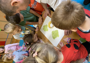 Mężczyzna opowiada o sposobie przygotowania sałatki.