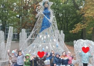 Zdjęcie dzieci przy figurze Królowej Śniegu.