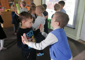 Dzieci dotykają swoich rąk.