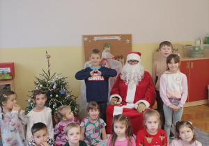 Mężczyzna siedzi między dziećmi.