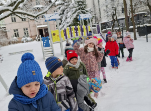 Przedszkolaki na zimowym spacerze