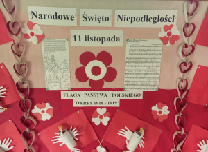 Przedszkolaki na Dniu Niepodległości w szkole