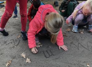 Dzieci z grupy niebieskiej uwielbiają edukację outdoorową