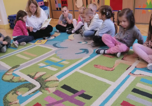 Kobieta czyta książkę.