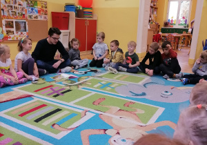 Mężczyzna czyta książkę.