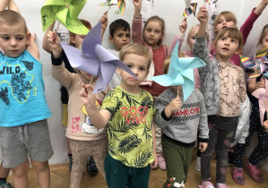 Dzieci prezentują swoje wiatraki z papieru.