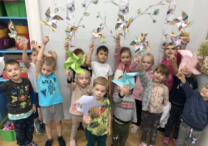 Dzieci prezentują swoje wiatraki z papieru.