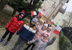 Dzieci idą pod pomnik Marszałka Józefa Piłsudskiego.