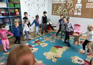 Dzieci tańczą z misiami.