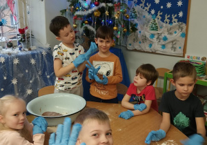 Dzieci przygotowują ciasto na pierniczki.