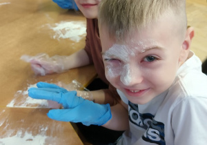 Dzieci przygotowują ciasto na pierniczki.