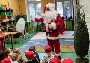 Święty Mikołaj przyszedł do sali, w której czekały dzieci.