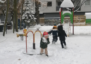 Dzieci biegają po śniegu.