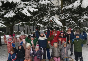 Dzieci z grupy niebieskiej pozują do zimowego zdjęcia.