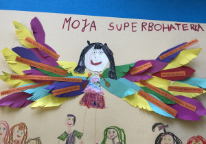 Praca plastyczna przedstawiająca superbohaterkę broniącą praw dzieci.