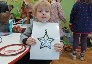 Chłopiec pokazuje rysunek gwiazdki.