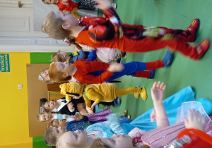 Dzieci tańczą, wśród nich widzimy Annę, Else, Spidermana, Wensday i Pluto.