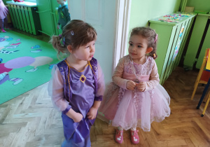 Dziewczynki przebrane za księżniczki pozują do zdjęcia.