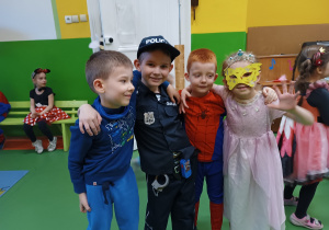 Dzieci pozują do zdjęcia w przebraniu Ninja, Policjant, Spiderman i księżniczka.