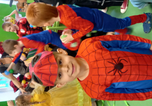 Chłopiec pozuje do zdjęcia jako Spiderman.
