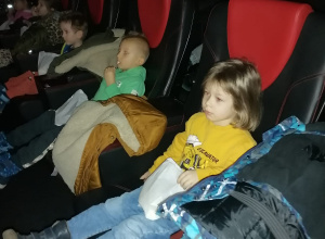 Grupa żółta idzie do kina