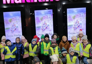 Dzieci stoją w budynku kina.