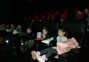 Dzieci oglądają film.