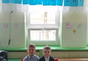 Zdjęcie siedzących chłopców nad napisem "Zimowy konkurs recytatorski".