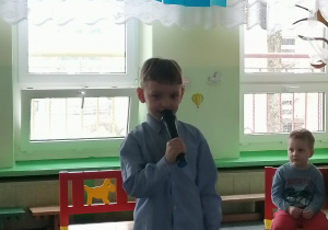 Chłopiec mówi wiersz.