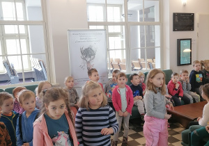 Dzieci stoją w budynku muzeum.